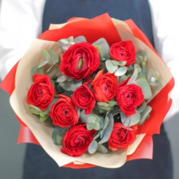 Красные ранункулюсы букет