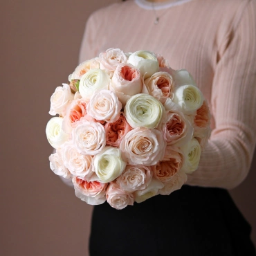 Букет невесты из пионовидных роз и ранункулюсов