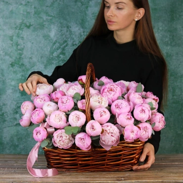 Корзина розовых пионов