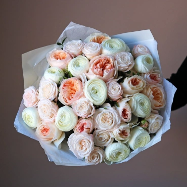 Букет из пионовидных роз и ранункулюсов