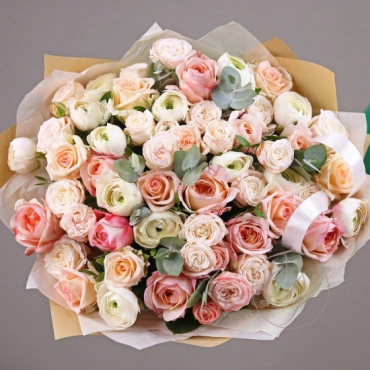 Букет из пионовидных роз и ранункулюсов