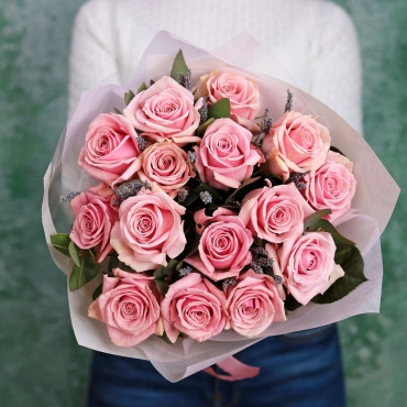 Розовые розы