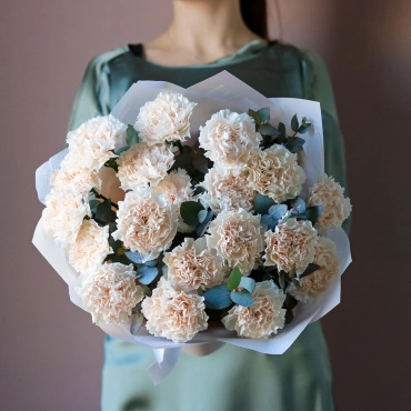 Кремовые гвоздики букет