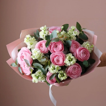 Букет с ранункулюсами и маттиолой