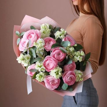 Букет с ранункулюсами и маттиолой