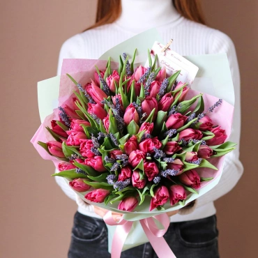 Ярко-розовые тюльпаны с лавандой букет