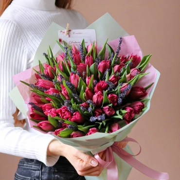 Ярко-розовые тюльпаны с лавандой букет