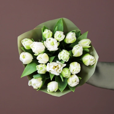 19 белых махровых тюльпанов