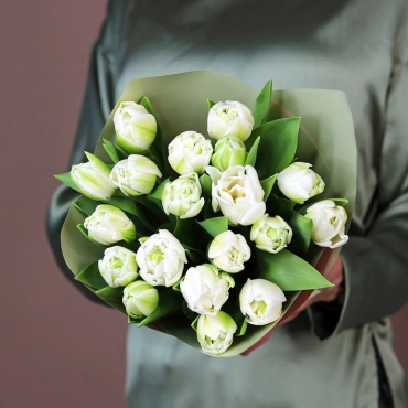 19 белых махровых тюльпанов