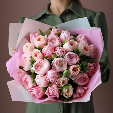 Пионовидные розы, ранункулюс, тюльпаны букет