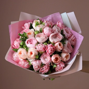 Пионовидные розы, ранункулюс, тюльпаны букет