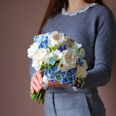 Букет невесты с гортензией и пионовидной розой