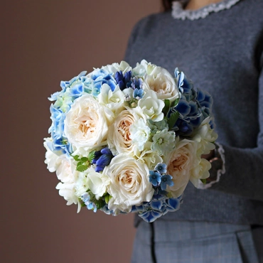 Букет невесты с гортензией и пионовидной розой