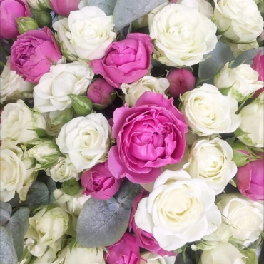 Букет из белых и пионовидных кустовых роз