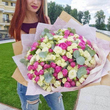 Букет из белых и пионовидных кустовых роз