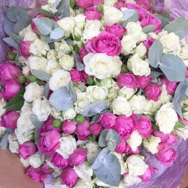 Букет из белых и пионовидных кустовых роз