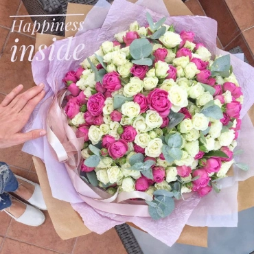 Букет из белых и пионовидных кустовых роз