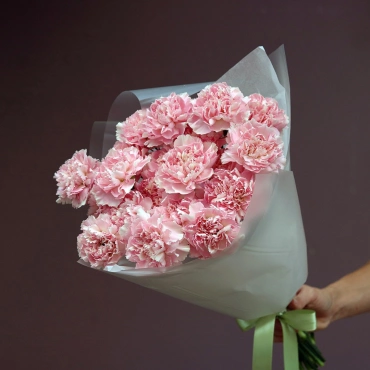Нежно-розовые гвоздики букет