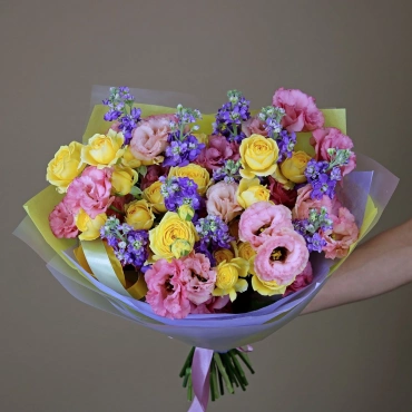 Букет из пионовидных роз, эустомы и маттиолы