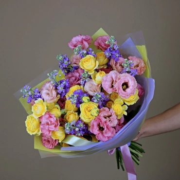 Букет из пионовидных роз, эустомы и маттиолы