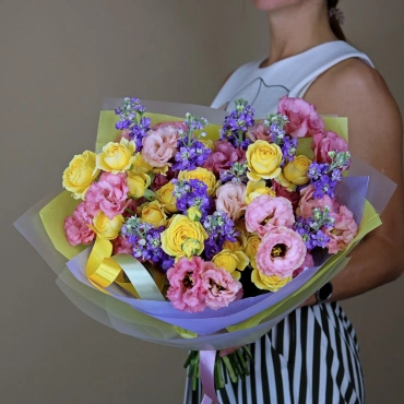 Букет из пионовидных роз, эустомы и маттиолы