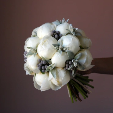 Свадебный букет из белых пионов