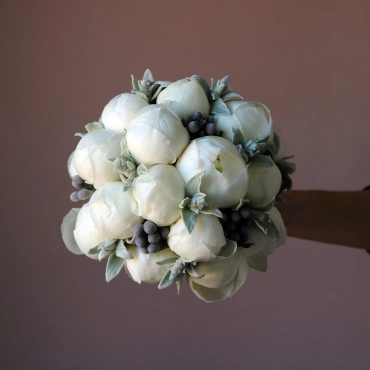 Свадебный букет из белых пионов