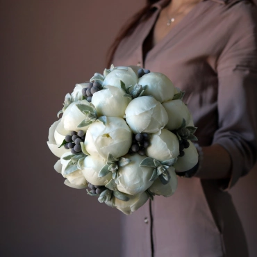 Свадебный букет из белых пионов
