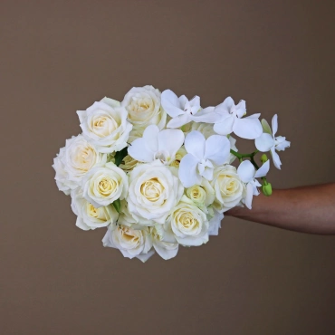 Свадебный букет из роз и орхидеи