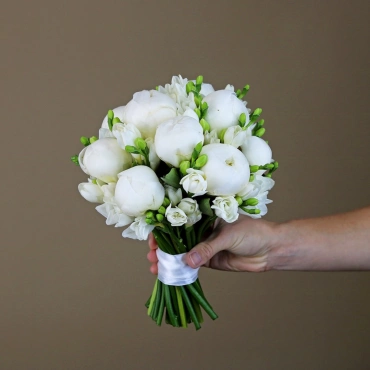 Белые пионы и фрезия