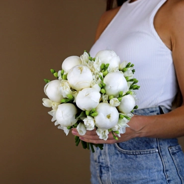 Белые пионы и фрезия