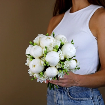 Белые пионы и фрезия