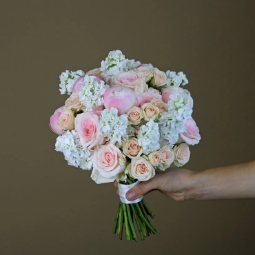 Букет невесты из пионов, роз и маттиолы