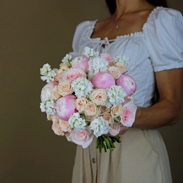 Букет невесты из пионов, роз и маттиолы