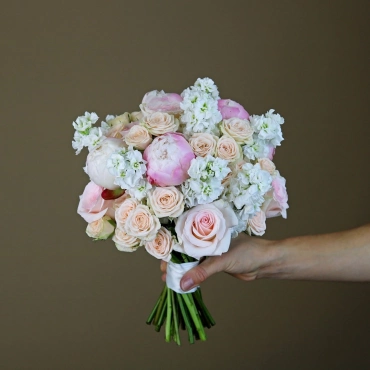 Букет невесты из пионов, роз и маттиолы
