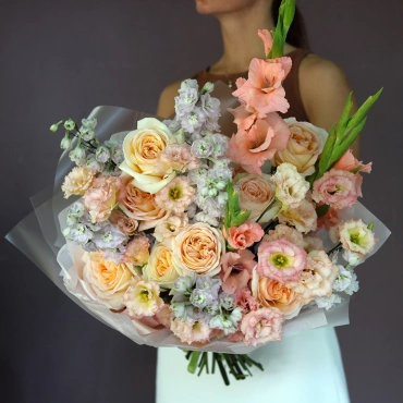 Сборный букет с пионовидными розами