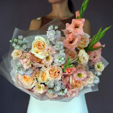 Сборный букет с пионовидными розами