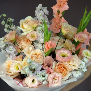 Сборный букет с пионовидными розами