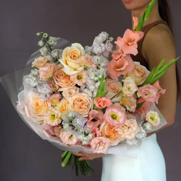 Сборный букет с пионовидными розами