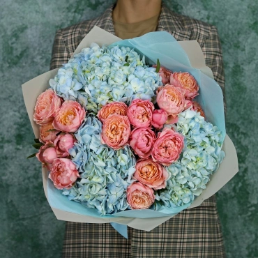 Пионовидные розы Джульетта и гортензии