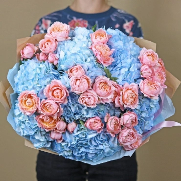 Пионовидные розы Джульетта и гортензии