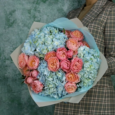 Пионовидные розы Джульетта и гортензии