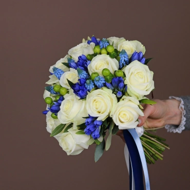 Бело-голубой букет невесты