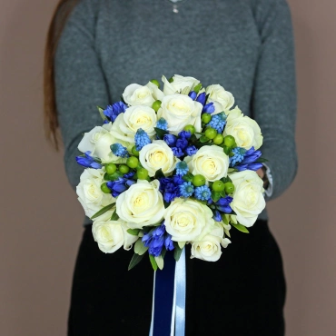 Бело-голубой букет невесты
