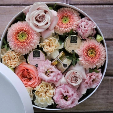 Коробочка с цветами и медом