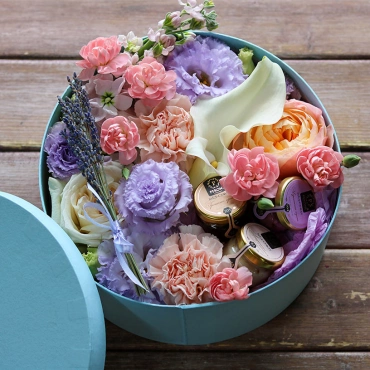 Коробочка с цветами и медом