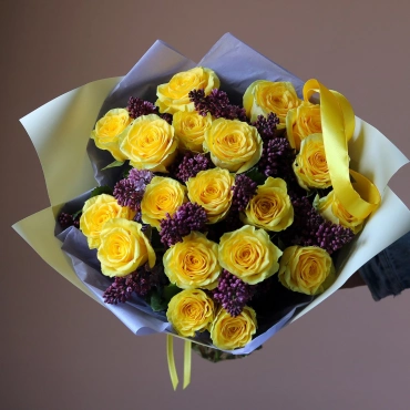 Букет сирени с желтыми розами