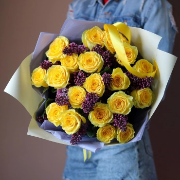 Букет сирени с желтыми розами