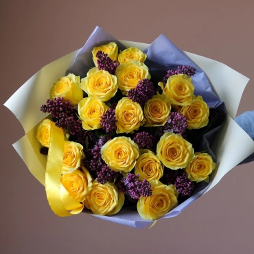Букет сирени с желтыми розами