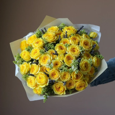 Букет сирени с кустовыми желтыми розами
